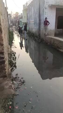 #विकास_की_गंगा_बहती_दिखी..
बहुत बार सचिव और सरपंच महोदया को लोगो के द्वारा भी अवगत कराया जा चुका है लेकिन कोई निजात नहीं