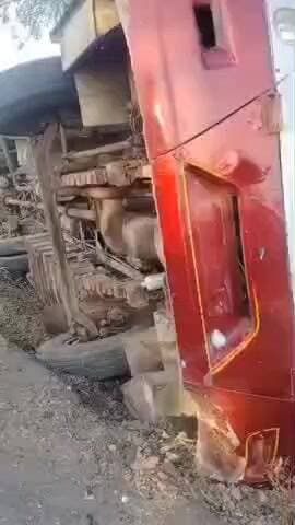 ગારિયાધાર: ગારીયાધાર–પરવડી રોડ પાસે ખાનગી બસ પલટી મારી
#