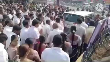 கரூர்: பெரியார் நினைவு தினத்தை முன்னிட்டு முன்னாள் அமைச்சர் மாலை அணிவித்து மரியாதை செலுத்தினார்