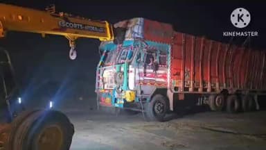 झज्जर: झज्जर-रेवाड़ी रोड पर भीषण सड़क हादसा, पशुचारे से भरे ट्रक के नीचे दबी कार