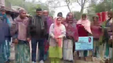 রতুয়া ১: আমাদের পাড়া আমাদের সমাধান শিবিরে বাহারাল পূর্ব পাড়া গ্রামের মানুষের দাবি মত রাস্তার কাজের সূচনা