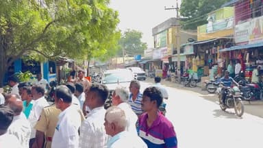 புதியம்புத்தூரில் புரட்சித் தலைவர்
எம்ஜிஆரின் 38 வது நினைவு நாளை முன்னிட்டு அதிமுக வினர் மாலை அணிவித்து மரியாதை