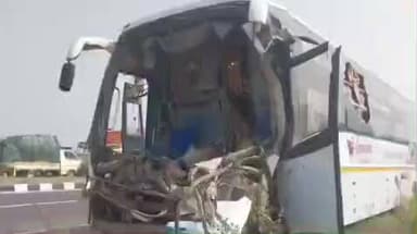 திருப்பூர் தெற்கு: செங்கப்பள்ளியில் பெங்களூரில் இருந்து வந்த சொகுசு பேருந்து முன்னாள் சென்று கொண்டிருந்த லாரி மீது மோதியதில் ஓட்டுநர் உயிர் இழப்பு