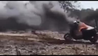 मासलपुर: देदरौन में चलती स्कूटी में लगी आग, स्कूटी सवार ने भागकर बचाई जान, वीडियो सोशल मीडिया पर हुआ वायरल