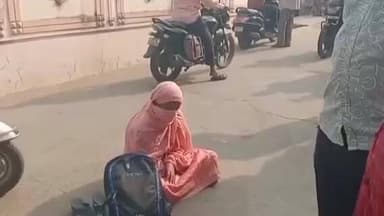 జగ్గయ్యపేటలో ప్రియుడి ముందు ధర్నాకు దిగిన ప్రియురాలు