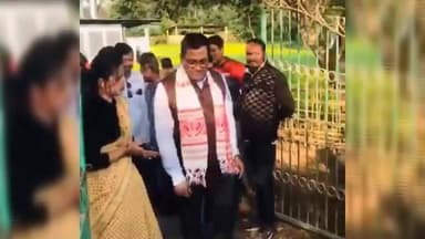 নগাঁও: নগাঁও-বটদ্ৰৱা সমষ্টিৰ ৬টা
পঞ্চায়তত পঞ্চায়ত প্ৰতিনিধি আৰু দলীয় কাৰ্যকৰ্তা সকলৰ সৈতে আলোচনাত মিলিত বিধায়ক ৰূপক শৰ্মা