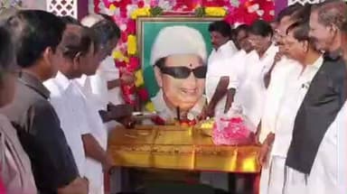 பண்ருட்டி: எம்ஜிஆர் நினைவு தினத்தை முன்னிட்டு பண்ருட்டியில் முன்னாள் அமைச்சர் மலர் தூவி மரியாதை