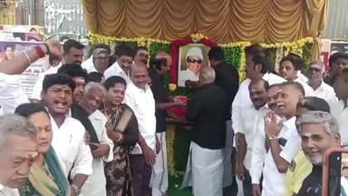 காஞ்சிபுரம்: இந்திரா காந்தி சாலையில் அதிமுக சார்பில் எம்ஜிஆர் நினைவு நாள் அனுசரிப்பு