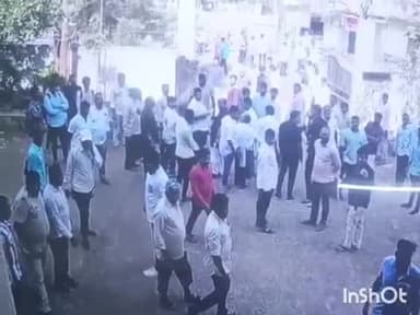 ಹುಮ್ನಾಬಾದ್: ನಗರದ ಸರ್ಕಾರಿ ಪದವಿ ಕಾಲೇಜು ಮುಂಭಾಗದ ರಸ್ತೆಯಲ್ಲಿ ಕಾಲೇಜು ವಿದ್ಯಾರ್ಥಿಗಳಿಂದ ಮಾರಕಾಸ್ತ್ರಗಳನ್ನು ಬಳಸಿ ಕಚ್ಚಾಟ ಸ್ಥಳಕ್ಕೆ ಪೊಲೀಸರ ಭೇಟಿ