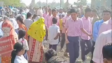 নগাঁও: ৰূপহীহাটৰ তাৰাবাৰীত ৰেল বিভাগৰ মইমতালিৰ বিৰুদ্ধে ৰাইজৰ উত্তাল প্ৰতিবাদ