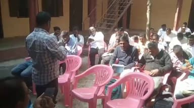 జుక్కల్: ఉపాధి హామీ ఫీల్డ్ అసిస్టెంట్లు, పంచాయతీ కార్యదర్శులతో ఎంపీడీవో శ్రీనివాస్ సమీక్ష, హాజరు నమోదును పకడ్బందీగా నిర్వహించాలి