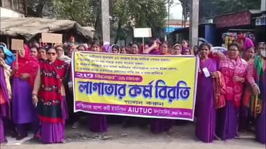 চাপড়া: ৮ দফা দাবিতে চাপরা গ্রামীণ হাসপাতালের সামনে লাগাতার কর্মবিরতিতে আশা কর্মীরা