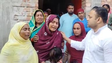 ইংরেজবাজার: ভিন রাজ্যে কাজে গিয়ে ফের পরিযায়ী শ্রমিকের মৃত্যু,নতুন টোলা ভগবানপুর গ্রামে মৃত শ্রমিকের পরিবারের পাশে জেলা পরিষদ সদস্য