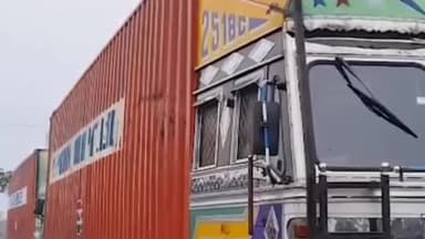 ফাঁসিদেওয়া: ফাঁসিদেওয়ায় লরি ও ডার্ক পার্সেলের কনটেনারে গরু পাচারের ছক, উদ্ধার ১০৩টি গরু; পলাতক চালকেরা