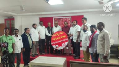 మహబూబాబాద్: మహబూబాబాద్ మాజీ మున్సిపల్ ఫ్లోర్ లీడర్ అజయ్ సారధి రచించిన సిపిఐ శతాబ్ది పాట ఆవిష్కరించిన సీపీఐ MLA కోణంనేని సాంబశివరావు