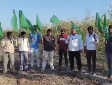 જસદણ: જસદણ છાસીયા ગામે કોંગ્રેસ સમિતિ નાં મુકેશભાઈ રાજપરા અને તેની ટીમે ખેડુત ની મુલાકાત લીધી