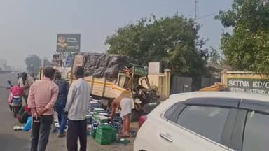 ஆம்பூர்: கன்னிகாபுரம் பகுதியில் முட்டை ஏற்றி சென்ற சரக்கு வாகனம் மீது கண்டெய்னர் லாரி மோதி விபத்து சாலையில் கொட்டி வீணான முட்டைகள்