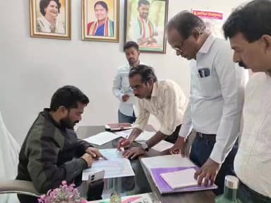 ఖానాపూర్: నీటి పారుదల శాఖ అధికారులతో ఎమ్మెల్యే క్యాంప్ కార్యాలయంలో పలు సమస్యలపై సమీక్ష నిర్వహించిన ఖానాపూర్ ఎమ్మెల్యే వెడ్మ బొజ్జు