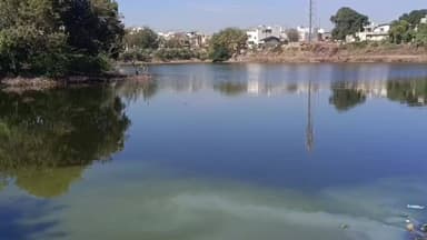 વડોદરા પૂર્વ: એક તરફ તળાવને રૂપાળું કરવા કરોડોનો ખર્ચ બીજી તરફ આજ તળાવને કદરૂપું કરવાનો પાલિકાનો કારસો, પોલ ઉઘડી પડી જતા ઊઠ્યા સવાલ