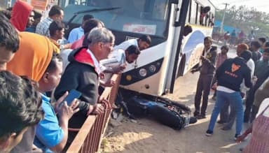 నాగిరెడ్డిపేట: గోపాల్ పేట్ లో బస్సు, ద్విచక్ర వాహనం ఢీకొన్న ఘటనలో ఇద్దరికీ గాయాలు, మెల్లకుంట తండాకు చెందిన వారిగా గుర్తించిన స్థానికులు