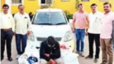 पैठण: कार मधील लाखो रुपायाचा गुटखा पोलिसांनी केला जातो पाचोड पोलिसांची कारवाई