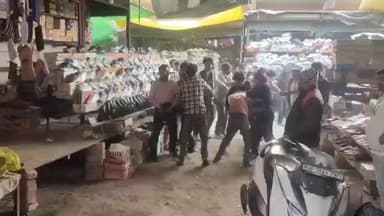 उन्नाव: बड़े चौराहे पर कचेहरी पुल के नीचे दुकानदारों और युवकों के बीच हुई मारपीट का वीडियो सोशल मीडिया पर हुआ वायरल