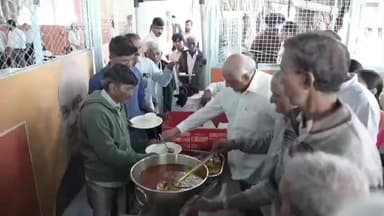 ગાંધીનગર: મુખ્યમંત્રી ભુપેન્દ્ર પટેલ એ સિવિલ હોસ્પિટલમાં ચાલતા કુસુમબા અન્નક્ષેત્રમાં ભોજન પીરસીને સેવા કરી