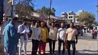 सोयगाव: शेतकऱ्यांच्या विविध समस्येसाठी शेतकरी संघटनेचे भीक मांगो आंदोलन भीक मागितलेले पैसे दिले तहसीलदार यांना