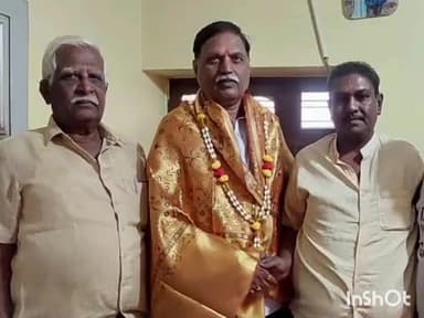 ಹುಮ್ನಾಬಾದ್: ಕೆ. ಎಸ್. ಸಿ. ಎ ಕಲ್ಬುರ್ಗಿ ವಿಭಾಗೀಯ ನಿರ್ದೇಶಕ ಕುಶಾಲ ಪಾಟೀಲ ಗಾದಗಿ ಅವರಿಗೆ ನಗರದಲ್ಲಿ ಕ್ರಿಕೆಟ್ ಪ್ರೀಯರಿಂದ ಸನ್ಮಾನ