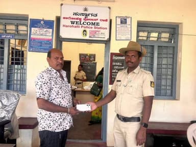 ಹಾರೋಹಳ್ಳಿ: ಹಾರೋಹಳ್ಳಿ ಪೊಲೀಸ್ ಠಾಣೆಯಲ್ಲಿ ವಾರಸುದಾರರಿಗೆ ಮೊಬೈಲ್ ಹಿಂತಿರುಗಿಸಿದ ಪೊಲೀಸರು