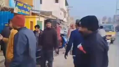 ಹಾಸನ: ಹಾಸನ ಮಹಾನಗರ ಪಾಲಿಕೆ ವತಿಯಿಂದ ರಸ್ತೆ ಬದಿ ಒತ್ತುವರಿ ಮಾಡಿದ ಅಂಗಡಿ ಮುಂಗಟ್ಟು ತೆರವು ಕಾರ್ಯಾಚರಣೆ