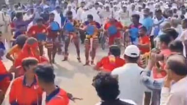 టెక్కలి: టెక్కలి లో అభ్యుదయం సైకిల్ యాత్రలో భాగంగా చేపట్టిన తప్పేటగుళ్లు, కోలాటం, ఫ్లాష్ మాబ్ ప్రదర్శనలు ప్రత్యేక ఆకర్షణ