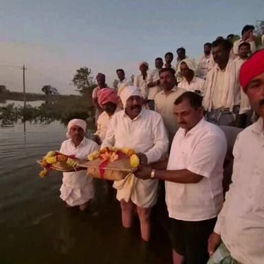 ರಟ್ಟೀಹಳ್ಳಿ: ಹುಲ್ಲತ್ತಿ ಗ್ರಾಮದಲ್ಲಿ ದೊಡ್ಡಕೆರೆ, ಜೋಗನಕಟ್ಟೆ ಕೆರೆಗೆ ಮಾಜಿ ಸಚಿವ ಬಿ ಸಿ ಪಾಟೀಲ್ ಭಾಗಿನ ಅರ್ಪಿಸಿದರು