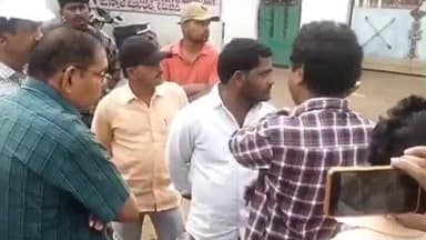 టెక్కలి: రావివలస గ్రామంలోని ఫెర్రో అల్లాయిస్ పరిశ్రమను పరిశీలించిన శ్రీకాకుళం కాలుష్య నియంత్రణ అధికారులు ఏఈ హరీష్,