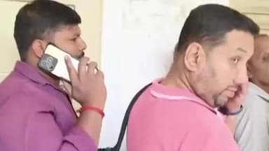 ಹಾಸನ: ಬಂಧೂಕು ಪರವಾನಗಿ ನವೀಕರಣ ವಿಳಂಬ: ಜಿಲ್ಲಾಧಿಕಾರಿ ಕಚೇರಿ ಮುಂದೆ ಗನ್ ಮಾಲೀಕರ ಆಕ್ರೋಶ
