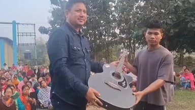 জামপুইজলা: এমডিসির উন্নয়ন তহবিল থেকে জনজাতি লোকেদের হাতে বাদ্যযন্ত্র প্রদান