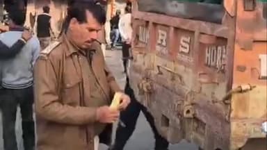 बासोदा: यातायात पुलिस का विशेष अभियान, ट्रैक्टर-ट्रॉलियों पर लगाई रेडियम पट्टी