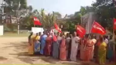 ஊத்துக்குளி: காவுத்தம்பாளையம் ஊராட்சி ஒன்றிய அலுவலகம் முன்பாக தமிழ்நாடு விவசாய தொழிலாளர் சங்கம் சார்பில் ஆர்ப்பாட்டம் நடைபெற்ற