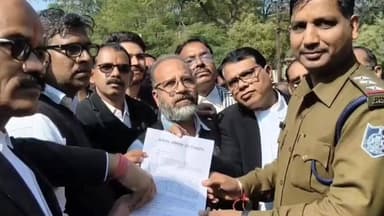 बासोदा: वकील से मारपीट के विरोध में वकीलों का धरना प्रदर्शन, सौंपा ज्ञापन