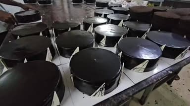 தூத்துக்குடி: கிறிஸ்மஸ் பண்டிகை நாளை கொண்டாடப்பட உள்ள நிலையில் எட்டையாபுரம் சாலையில் உள்ள பேக்கரியில் ஐம்பது வகைகளில் கேக் தயாரித்து விற்பனை செய்யும் பணி தீவிரம்