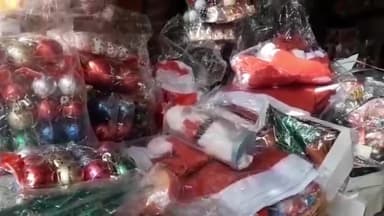 কৃষ্ণগঞ্জ: ২৫ শে ডিসেম্বরের আগের দিন কেক কিনতে মাজদিয়া বাজারে ক্রেতাদের উপচে পড়া ভীড়