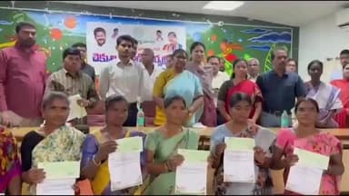 ఏటూరునాగారం: ఏటూరునాగారంలో లబ్ధిదారులకు కళ్యాణ లక్ష్మి, షాదీ ముబారక్ చెక్కులను అందజేసిన మంత్రి సీతక్క