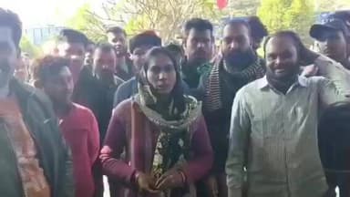 पनागर: महिला कर्मचारी से अभद्रता के आरोप में जूपिटर वेगन फैक्ट्री में हंगामा, मजदूर एकता यूनियन का धरना-प्रदर्शन