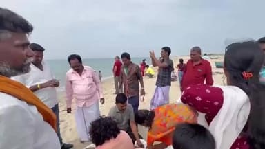 இராமேஸ்வரம்: தனுஷ்கோடியில் ஆழிப்பேரலையில் உயிரிழந்த மக்களுக்கு தனுஷ்கோடி பழைய தேவாலயம் பிரிந்து உள்ள கடற்கரையில் மலர் தூவி அஞ்சலி செலுத்தினர்