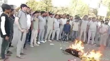 સિહોર: બાંગ્લાદેશ મા મુસ્લિમો દ્વારા હિંદુઓની નિર્દય હત્યા ના વિરોધમાં બજરંગદળ દ્વારા વડલા ચોક ખાતે વિરોધ પ્રદર્શન