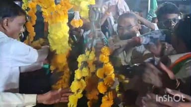 धामणगाव रेल्वे: कॉटन मार्केट चौक येथे नवनिर्वाचित नगराध्यक्ष डॉ.अर्चना अडसड रोठे अक्का यांचा जल्लोषात सत्कार ;लाडू ने करण्यात आली तुला