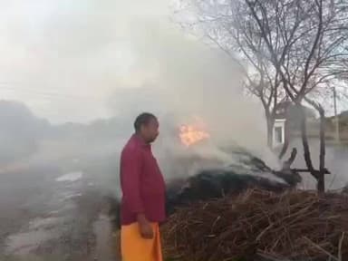 पंडरिया: ग्राम कूटकीपारा में एक व्यक्ति के खेत में रखे पैरावट की खेप में लगी भीषण आग, दमकल की टीम ने पाया काबू