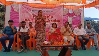 શહેરા: રસુલપુર ગામે રોટરી ક્લબ અમદાવાદ અને સરસ્વતી યુવક મંડળ રસુલપુર દ્વારા ૩૦૦ જેટલી વિધવા બહેનોને ધાબળાનું વિતરણ કરાયું