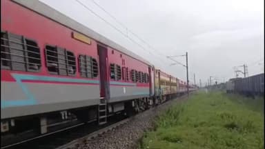 வாணியம்பாடி: பேருந்துநிலையம் அருகே ஒரிசா மாநிலத்திலிருந்து ரயில் மூலம் கஞ்சா கடத்தி வந்த இளைஞரை போலீசார் கைதுசெய்து அவரிடம் இருந்து 14 கிலோ காஞ்சா பறிமுதல்