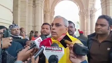 पत्रकार: दिल्ली पुलिस पीड़िता और उनके साथ वालों को इंडिया गेट से उठा ले गई
#उन्नाव (यूपी) रेप कांड पर सवाल पूछे जाने पर...